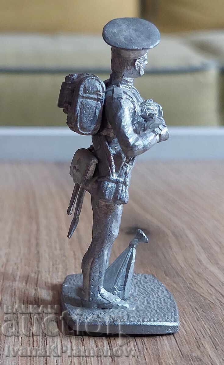 A lead figurine for collectors - 6