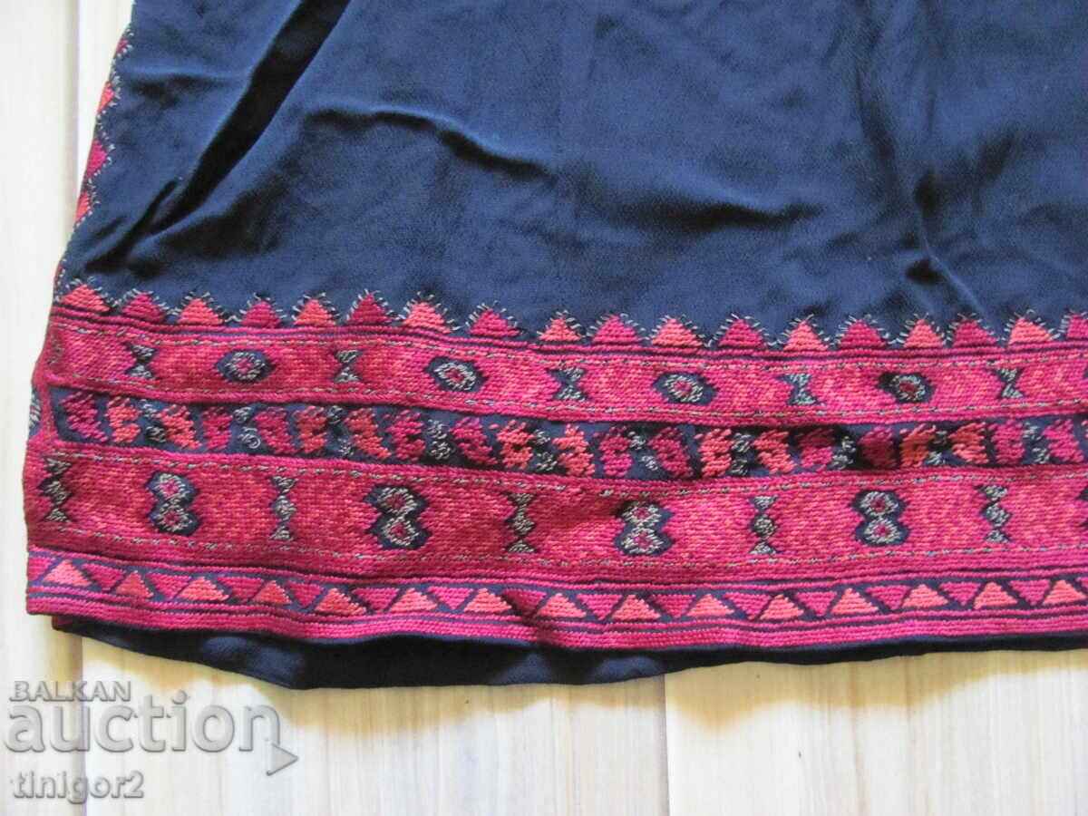 Όμορφο Μεταξωτό Φόρεμα, χειροποίητο κέντημα, φολκ μότιβα με τιμή 650.00 BGN | € 332.34