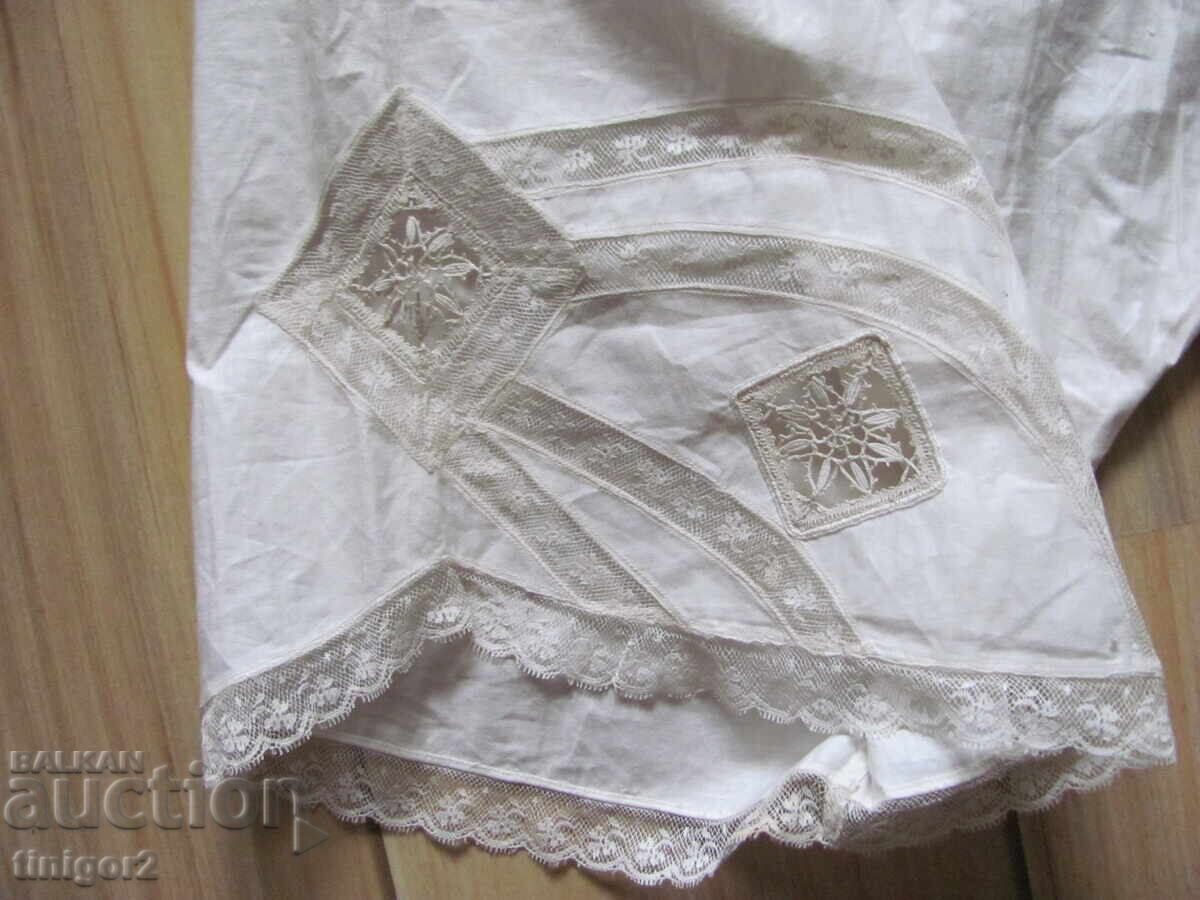 Licitație Lenjerie de damă victoriană din secolul al XIX-lea, cu dantelă Licitație Lenjerie de damă victoriană din secolul al XIX-lea, cu dantelă