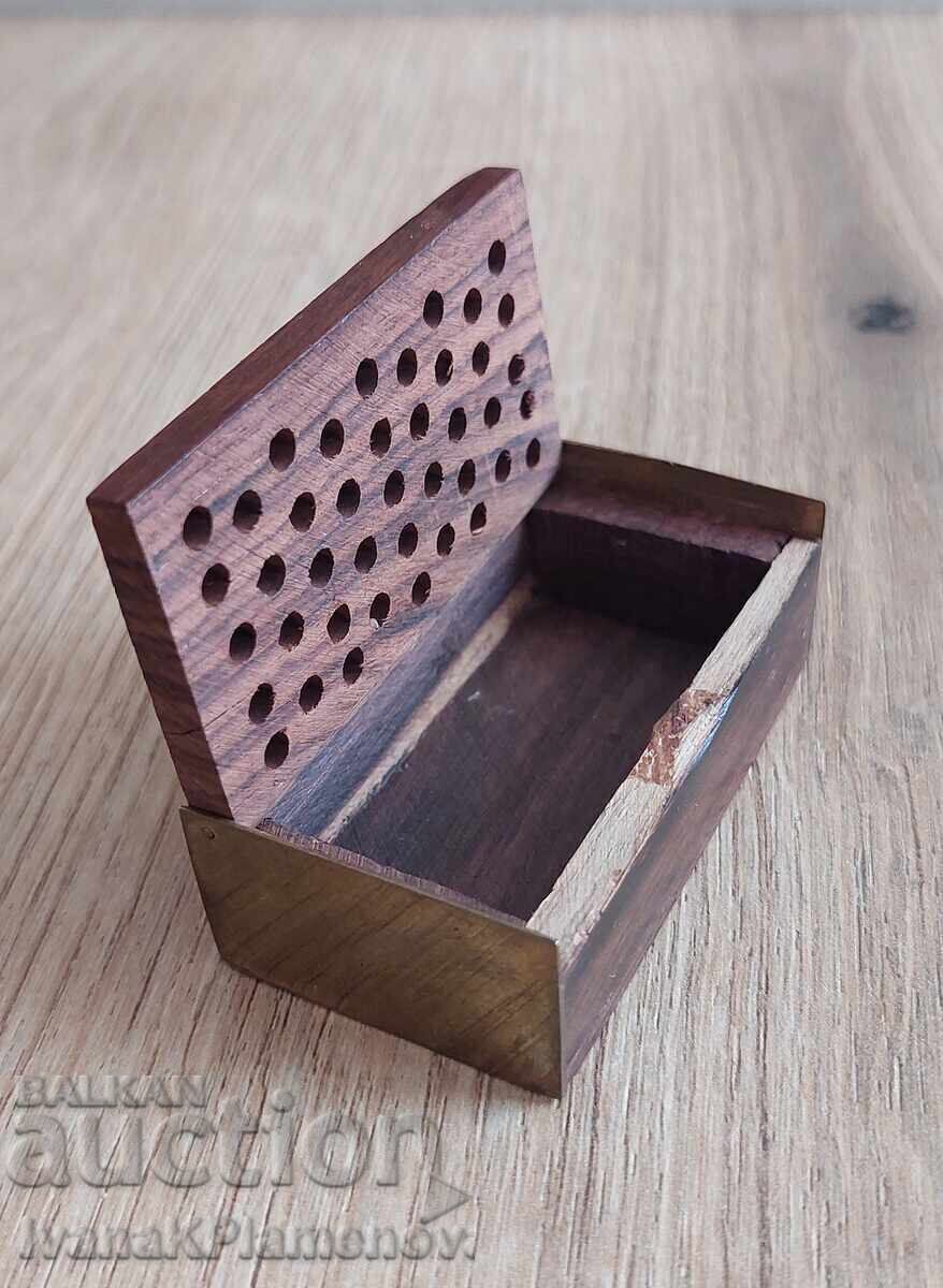 Delivery of Wooden box inlaid with brass for connoisseurs