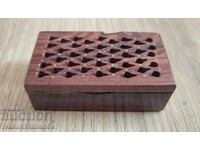 Cutie din lemn, incrustată cu alamă, pentru colecționari