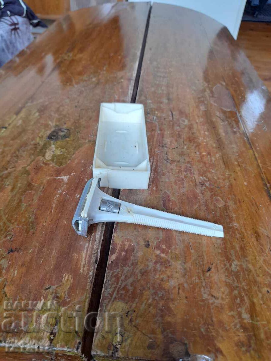 Ένα παλιό ξυράφι με τιμή 22.00 BGN | € 11.25