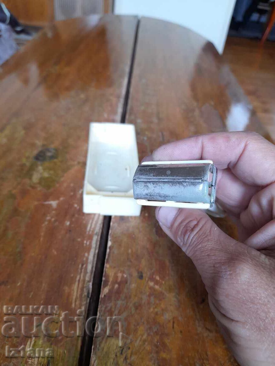 Ένα παλιό ξυράφι - 5