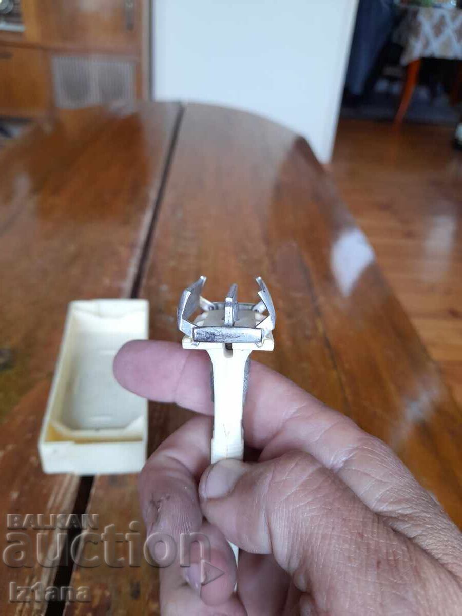 Ένα παλιό ξυράφι - 6