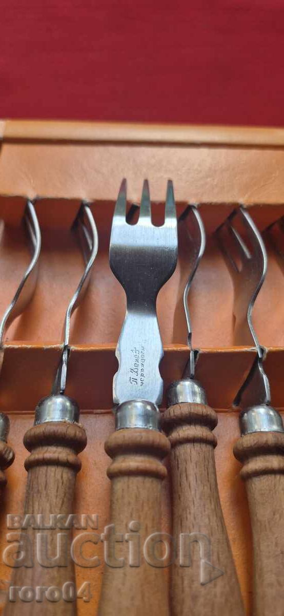 Delivery of FORKS MEDIUM - PETKO DENEV - 1978 - NEW