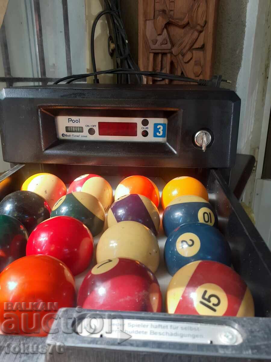 Set de biliard - casă cu numărător și set de bile vechi cu preț 300.00 BGN | € 153.39 Set de biliard - casă cu numărător și set de bile vechi cu preț 300.00 BGN | € 153.39