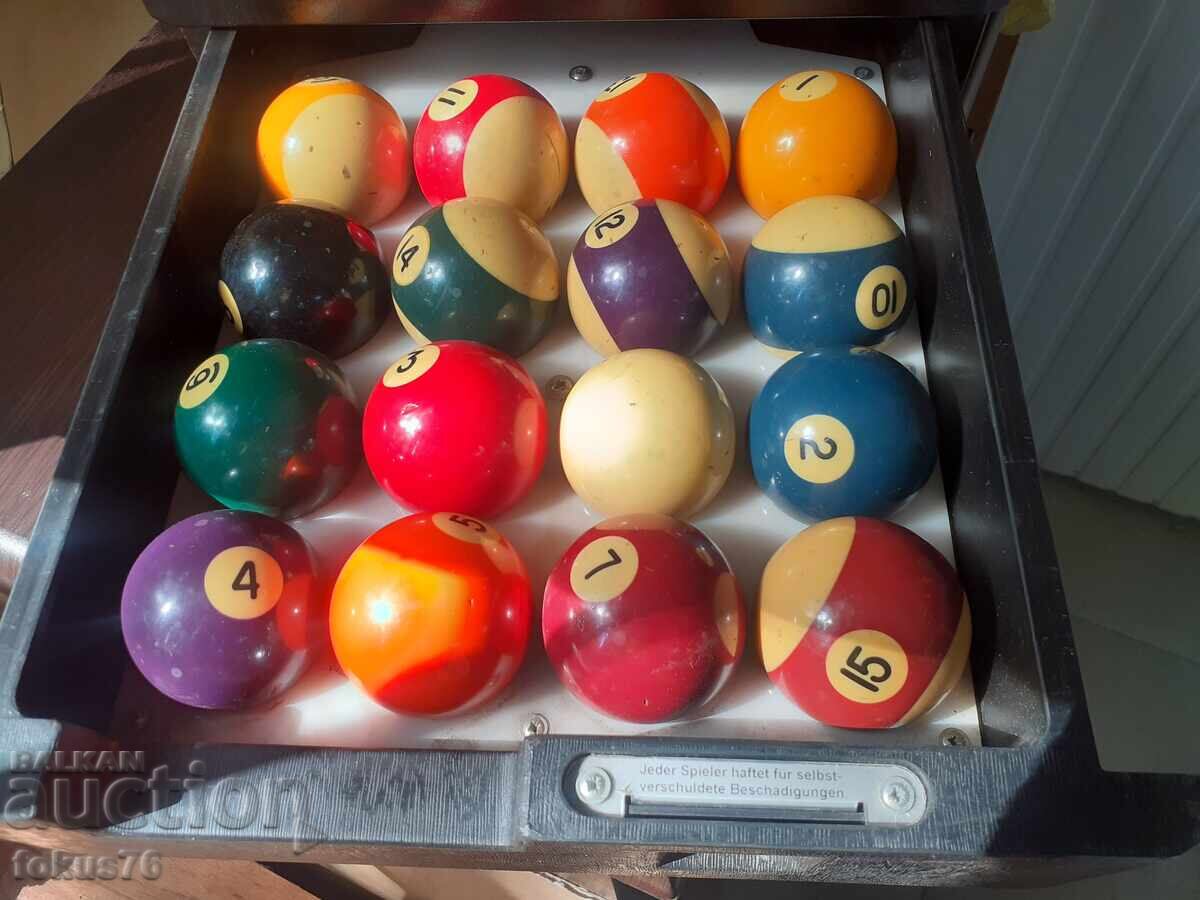 Licitație Set de biliard - casă cu numărător și set de bile vechi Licitație Set de biliard - casă cu numărător și set de bile vechi