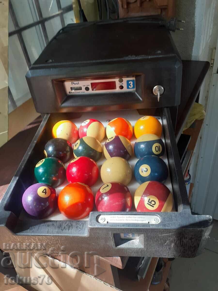 Set de biliard - casă cu numărător și set de bile vechi Set de biliard - casă cu numărător și set de bile vechi
