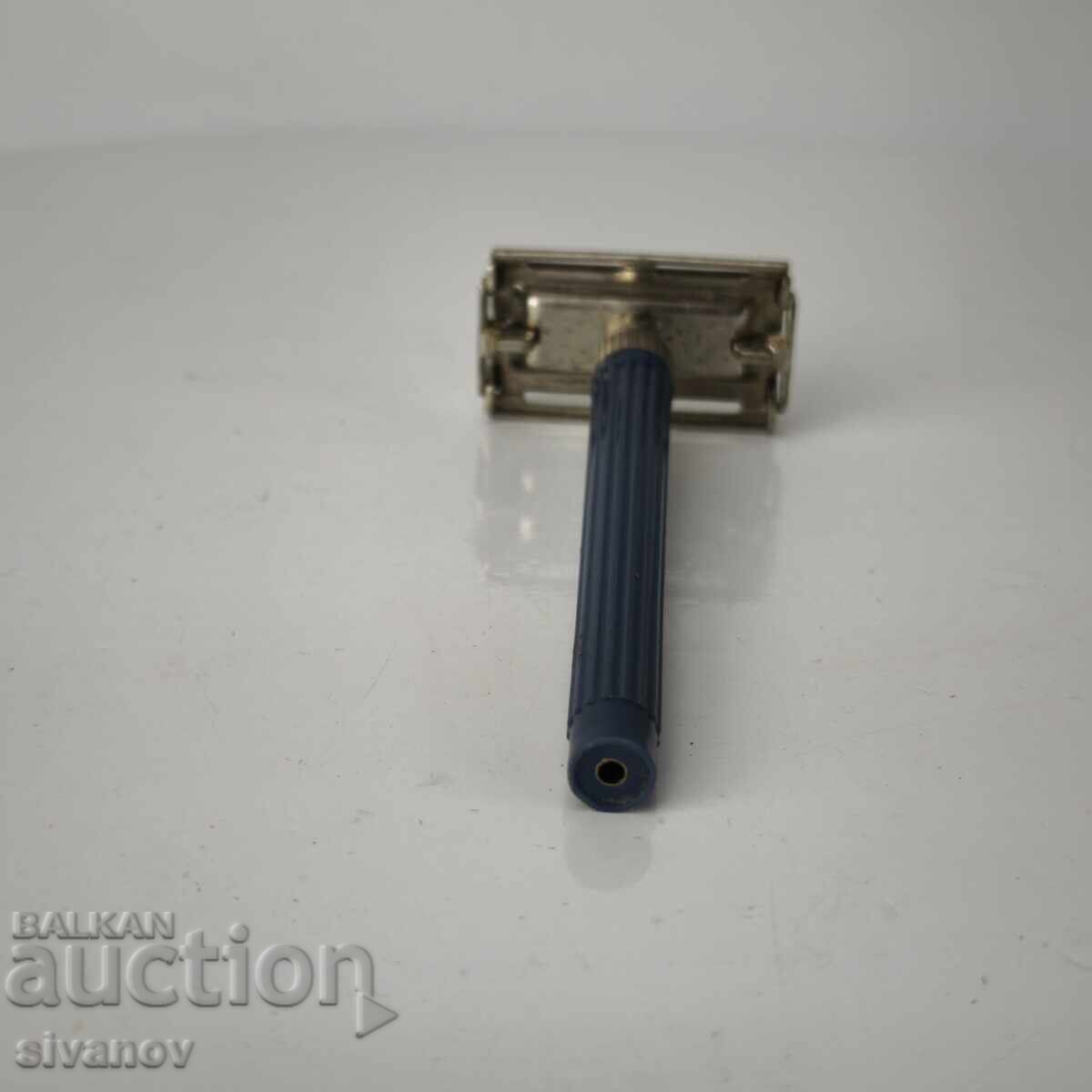 Aparat de ras Gillette Slim Twist Made in England #6054 cu preț 19.99 BGN | € 10.22 Aparat de ras Gillette Slim Twist Made in England #6054 cu preț 19.99 BGN | € 10.22