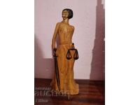 Statuetă din lemn, elegantă, a zeiței justiției Themis