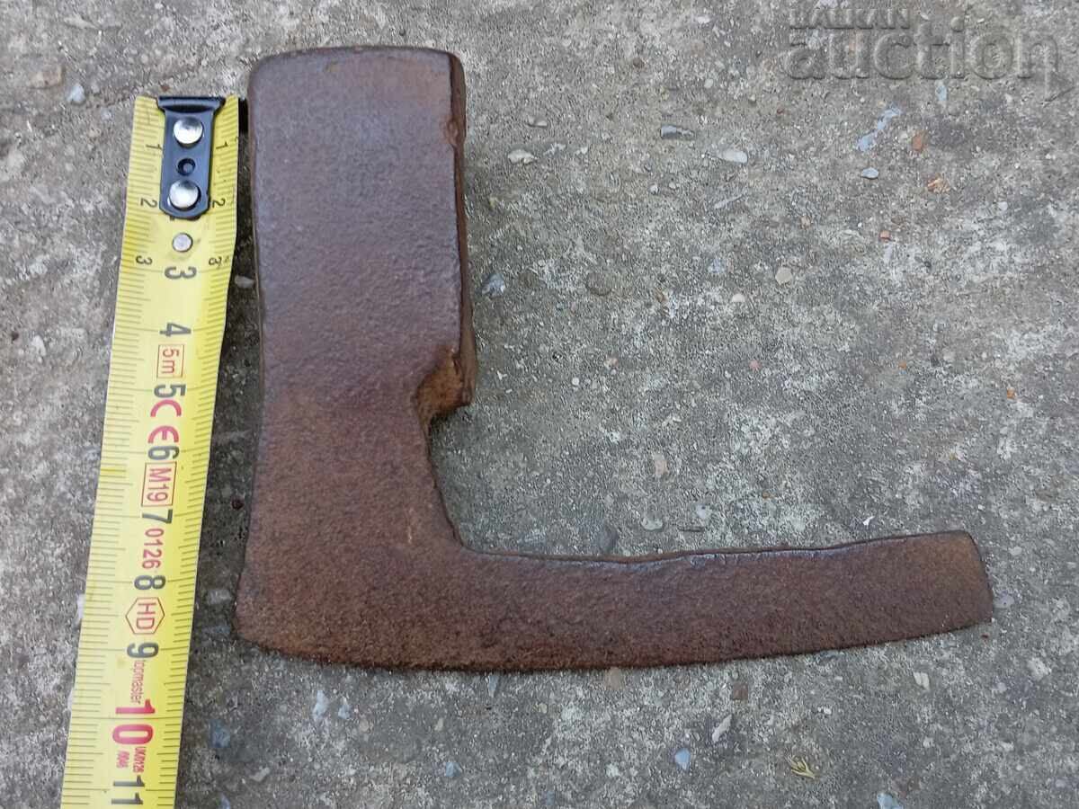 старинна ръчно кована брадва примитив с цена 31.00 лв. | € 15.85