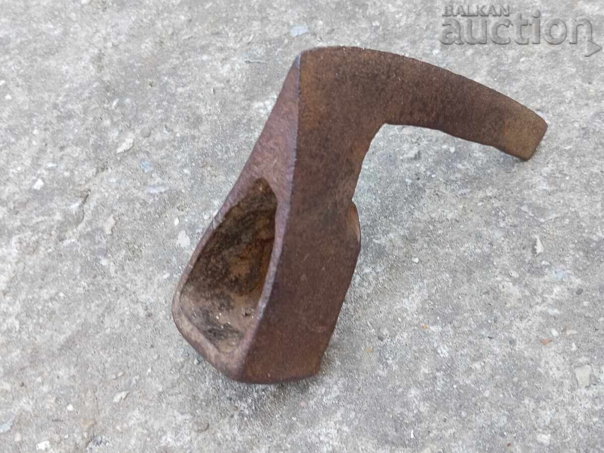 Доставка на старинна ръчно кована брадва примитив
