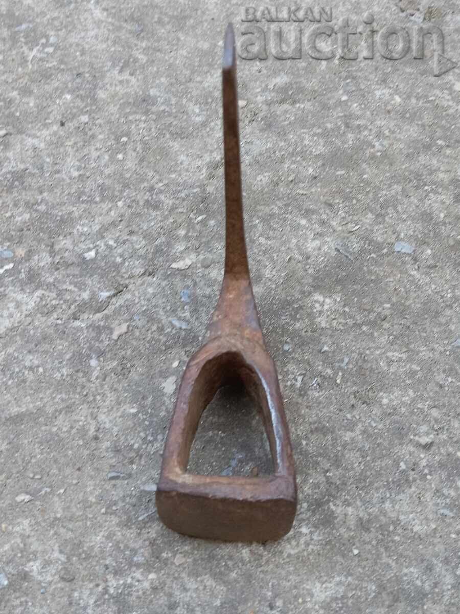 старинна ръчно кована брадва примитив - 6