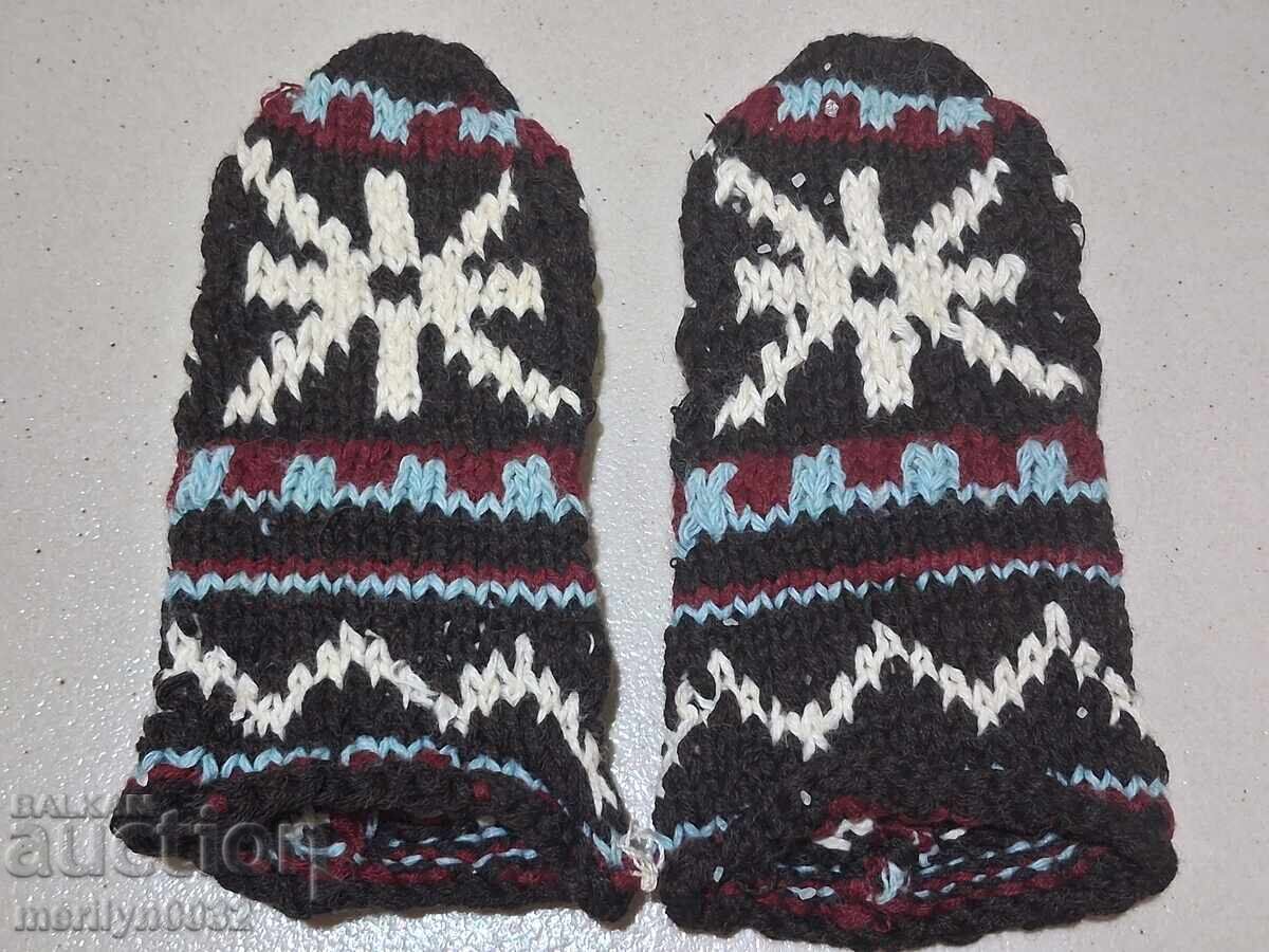 Παιδικές πολύχρωμες κάλτσες (φορεσιά) με τιμή 69.00 BGN | € 35.28 Παιδικές πολύχρωμες κάλτσες (φορεσιά) με τιμή 69.00 BGN | € 35.28