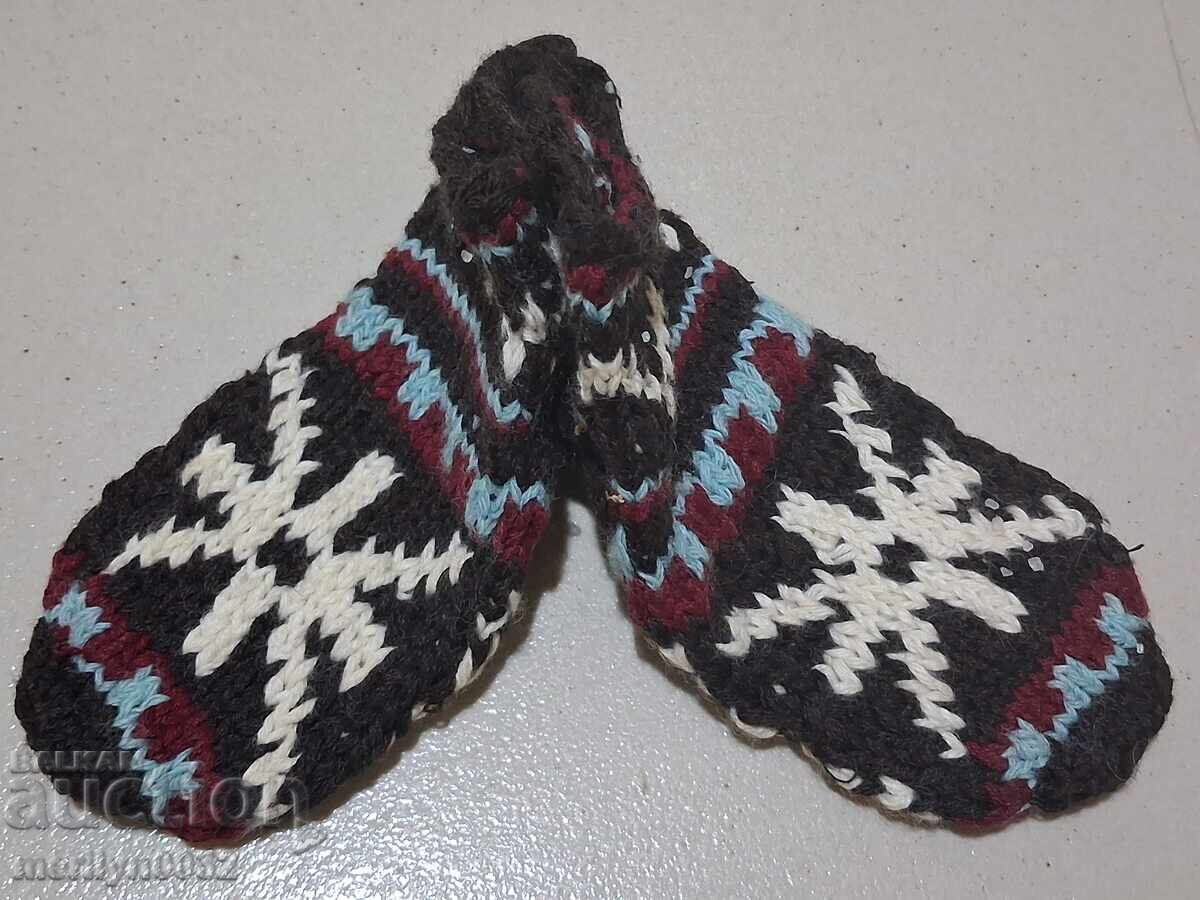 Δημοπρασία Παιδικές πολύχρωμες κάλτσες (φορεσιά) Δημοπρασία Παιδικές πολύχρωμες κάλτσες (φορεσιά)