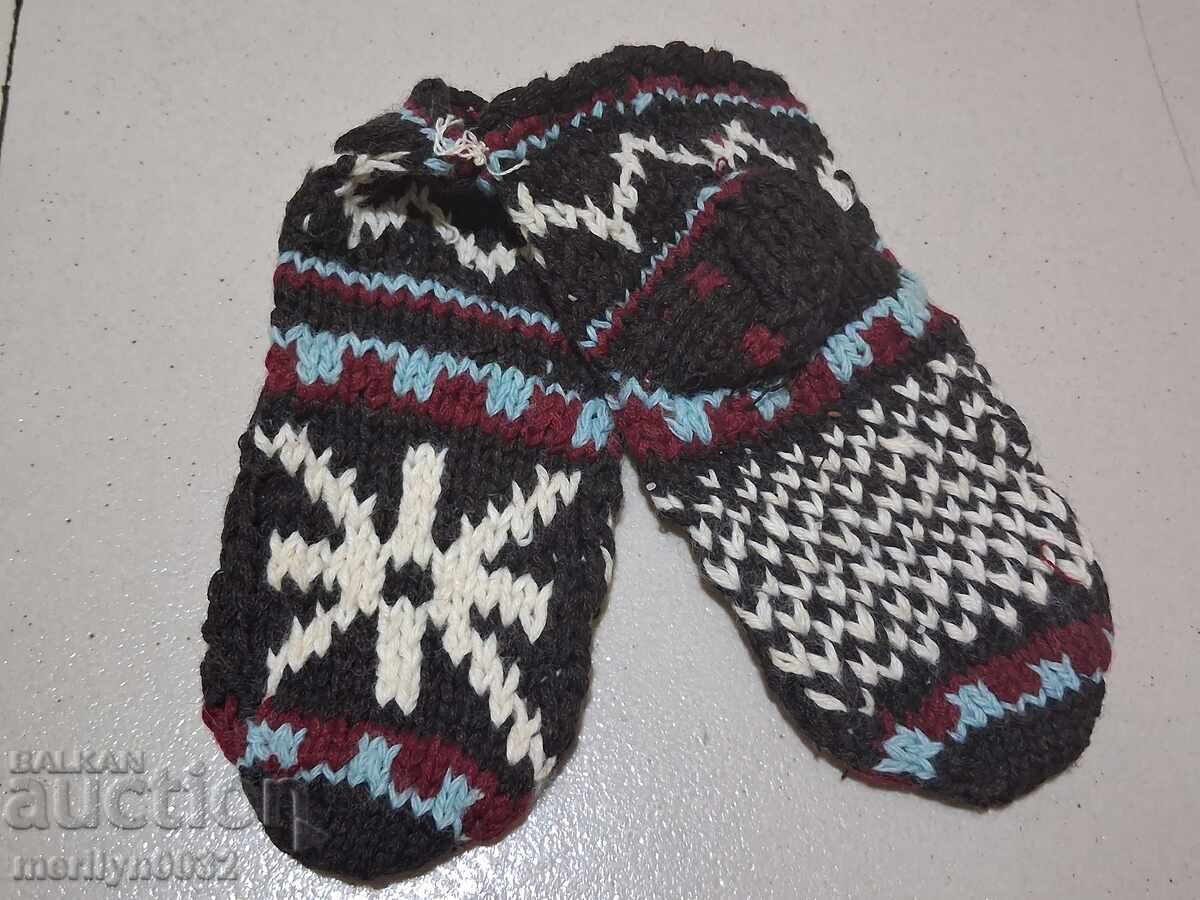 Παράδοση Παιδικές πολύχρωμες κάλτσες (φορεσιά) Παράδοση Παιδικές πολύχρωμες κάλτσες (φορεσιά)