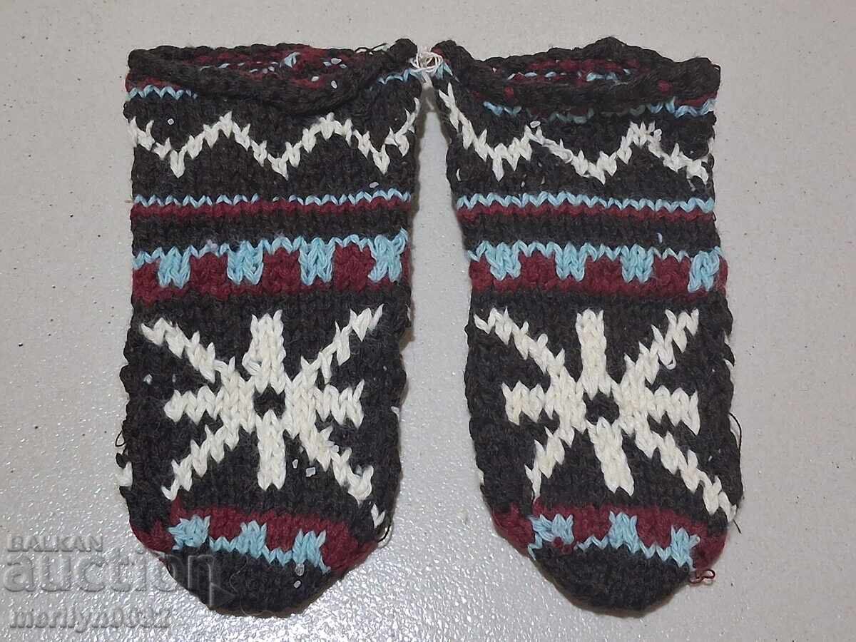 Παιδικές πολύχρωμες κάλτσες (φορεσιά) Παιδικές πολύχρωμες κάλτσες (φορεσιά)