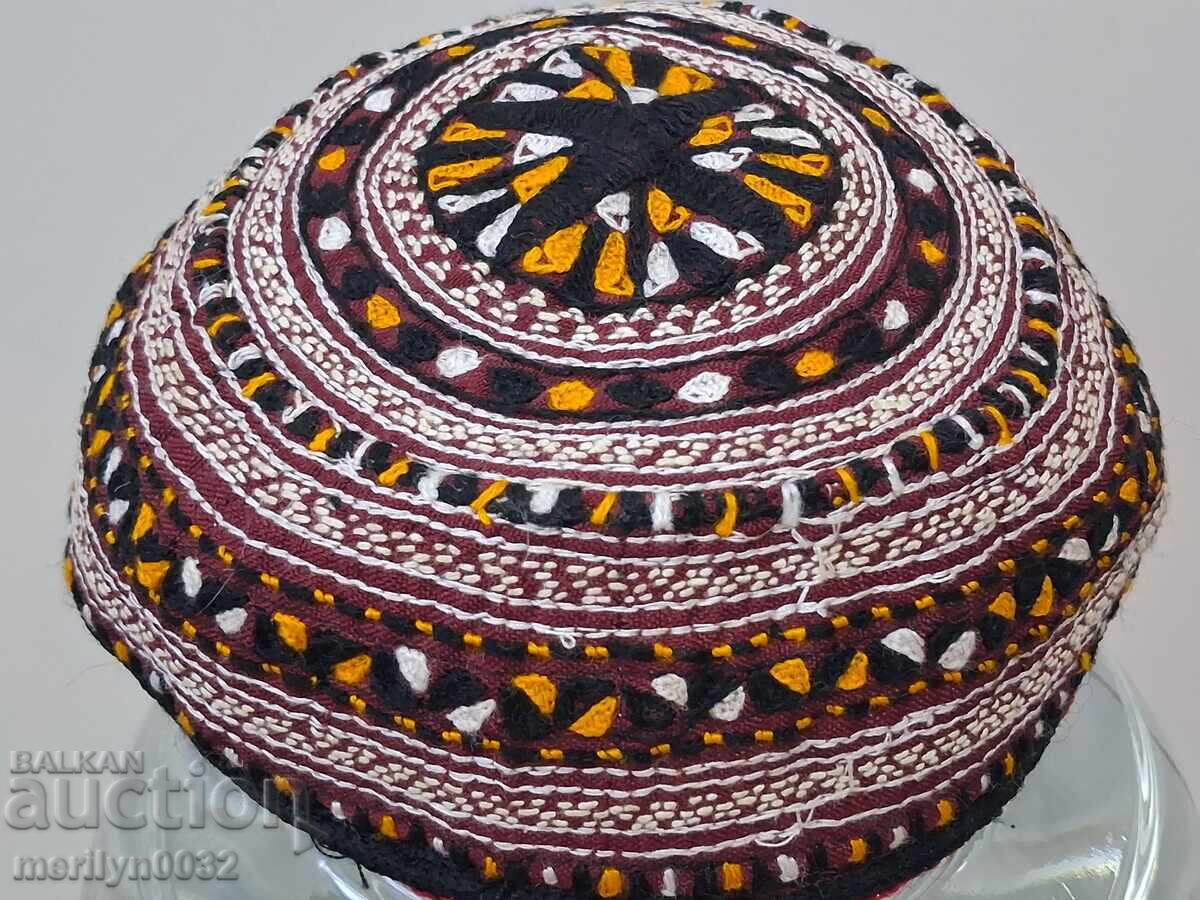 Pălărie musulmană tubeteică costum popular cu preț 69.00 BGN | € 35.28 Pălărie musulmană tubeteică costum popular cu preț 69.00 BGN | € 35.28