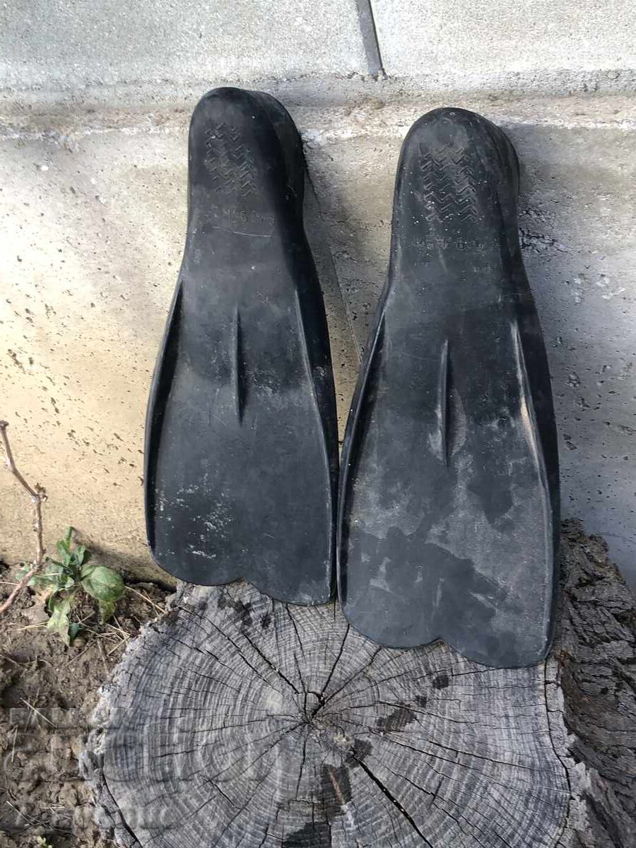 Auction FINS size 38-40 Auction FINS size 38-40