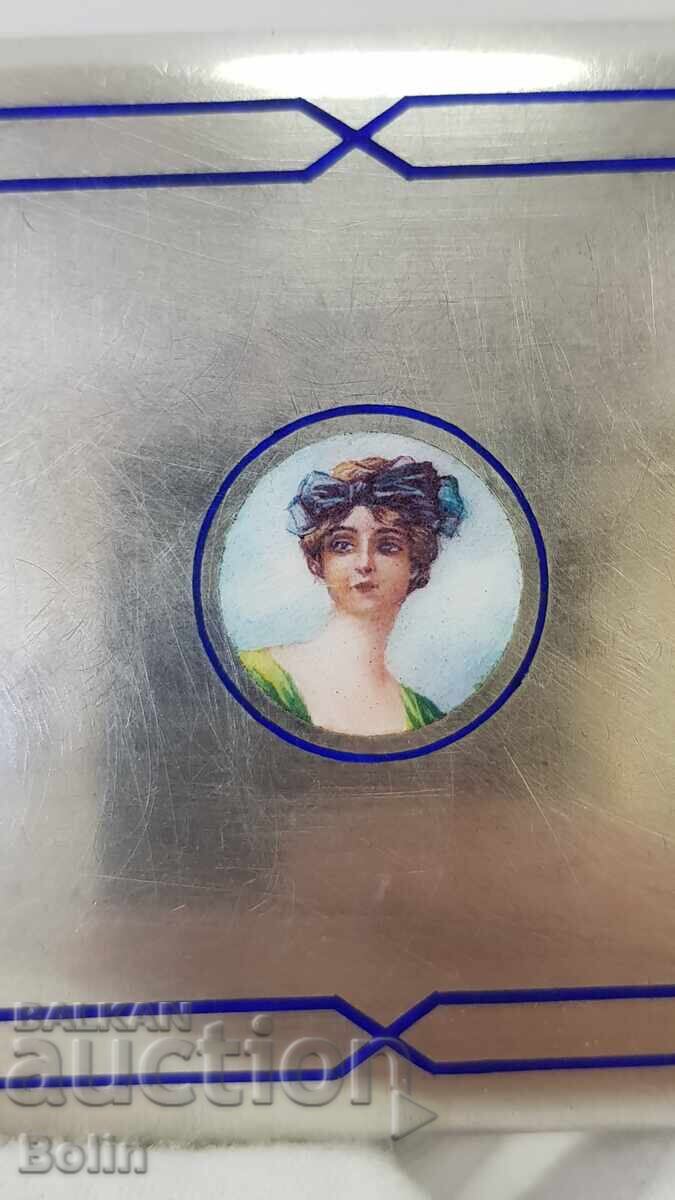 Minunată tabacheră de argint Art Nouveau cu email Austria secolul al XIX-lea cu preț 1200.00 BGN | € 613.55 Minunată tabacheră de argint Art Nouveau cu email Austria secolul al XIX-lea cu preț 1200.00 BGN | € 613.55