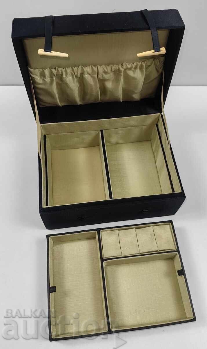 CUTIE PENTRU BIJUTERII ÎN STARE EXCELENTĂ, CU MOTIVE FLORALE cu preț 20.00 BGN | € 10.23 CUTIE PENTRU BIJUTERII ÎN STARE EXCELENTĂ, CU MOTIVE FLORALE cu preț 20.00 BGN | € 10.23