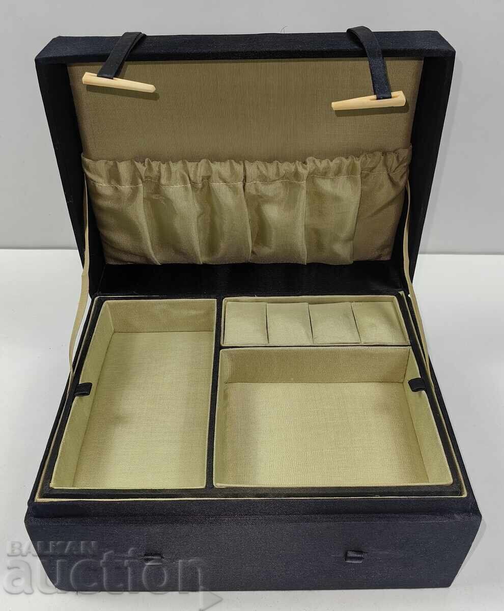 Licitație CUTIE PENTRU BIJUTERII ÎN STARE EXCELENTĂ, CU MOTIVE FLORALE Licitație CUTIE PENTRU BIJUTERII ÎN STARE EXCELENTĂ, CU MOTIVE FLORALE