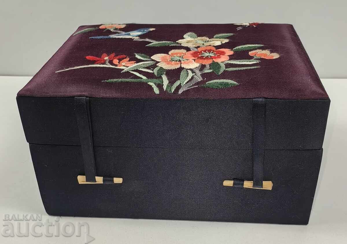 Livrarea CUTIE PENTRU BIJUTERII ÎN STARE EXCELENTĂ, CU MOTIVE FLORALE Livrarea CUTIE PENTRU BIJUTERII ÎN STARE EXCELENTĂ, CU MOTIVE FLORALE