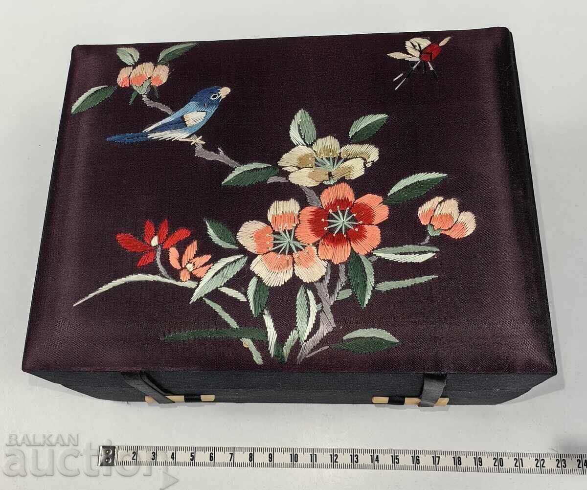 CUTIE PENTRU BIJUTERII ÎN STARE EXCELENTĂ, CU MOTIVE FLORALE CUTIE PENTRU BIJUTERII ÎN STARE EXCELENTĂ, CU MOTIVE FLORALE