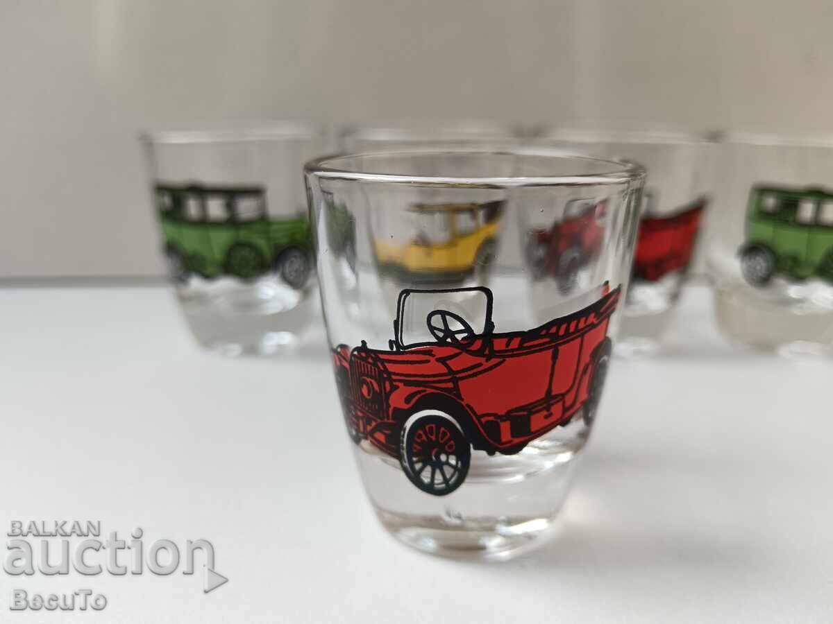 Аукцион Комплект 6 бр ракиени чашки с ретро автомобили, като нови