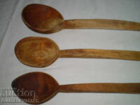Trei linguri de lemn vechi, lucrate manual