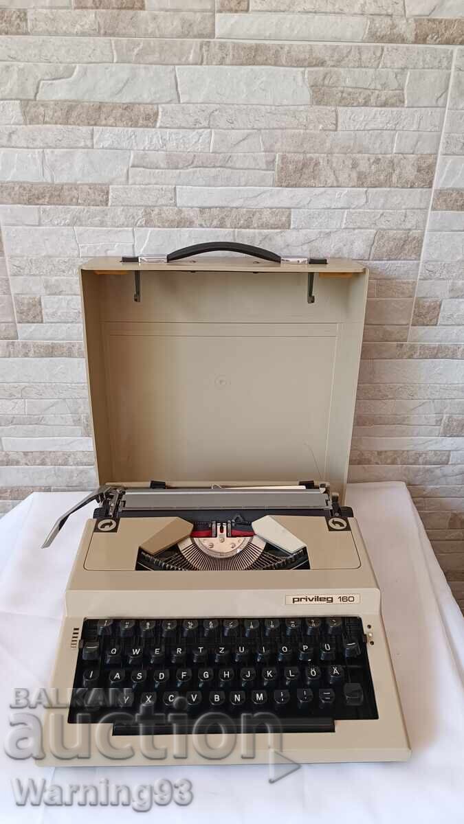 Mașină de scris veche Privileg 160 - Made in Germany