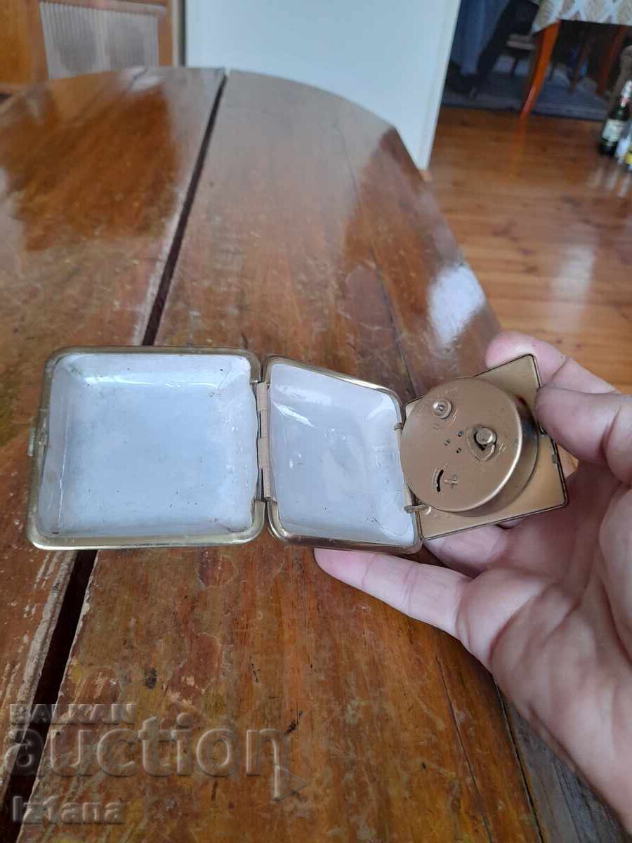 Παράδοση Παλιό επιτραπέζιο ρολόι ξυπνητήρι