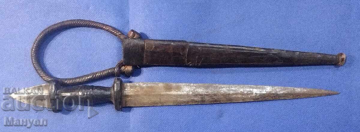 Sabie veche, tuaregi - Africa cu preț 225.00 BGN | € 115.04