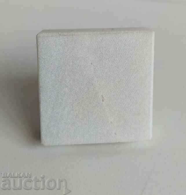 Delivery of . THE EIFFEL TOWER SOUVENIR DECORATION MARBLE BASE Delivery of . THE EIFFEL TOWER SOUVENIR DECORATION MARBLE BASE