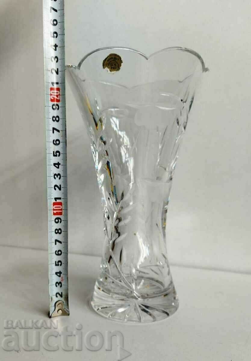 Licitație . VAZA DE CRISTAL MASSIVE SANATATE DE CRISTAL Licitație . VAZA DE CRISTAL MASSIVE SANATATE DE CRISTAL