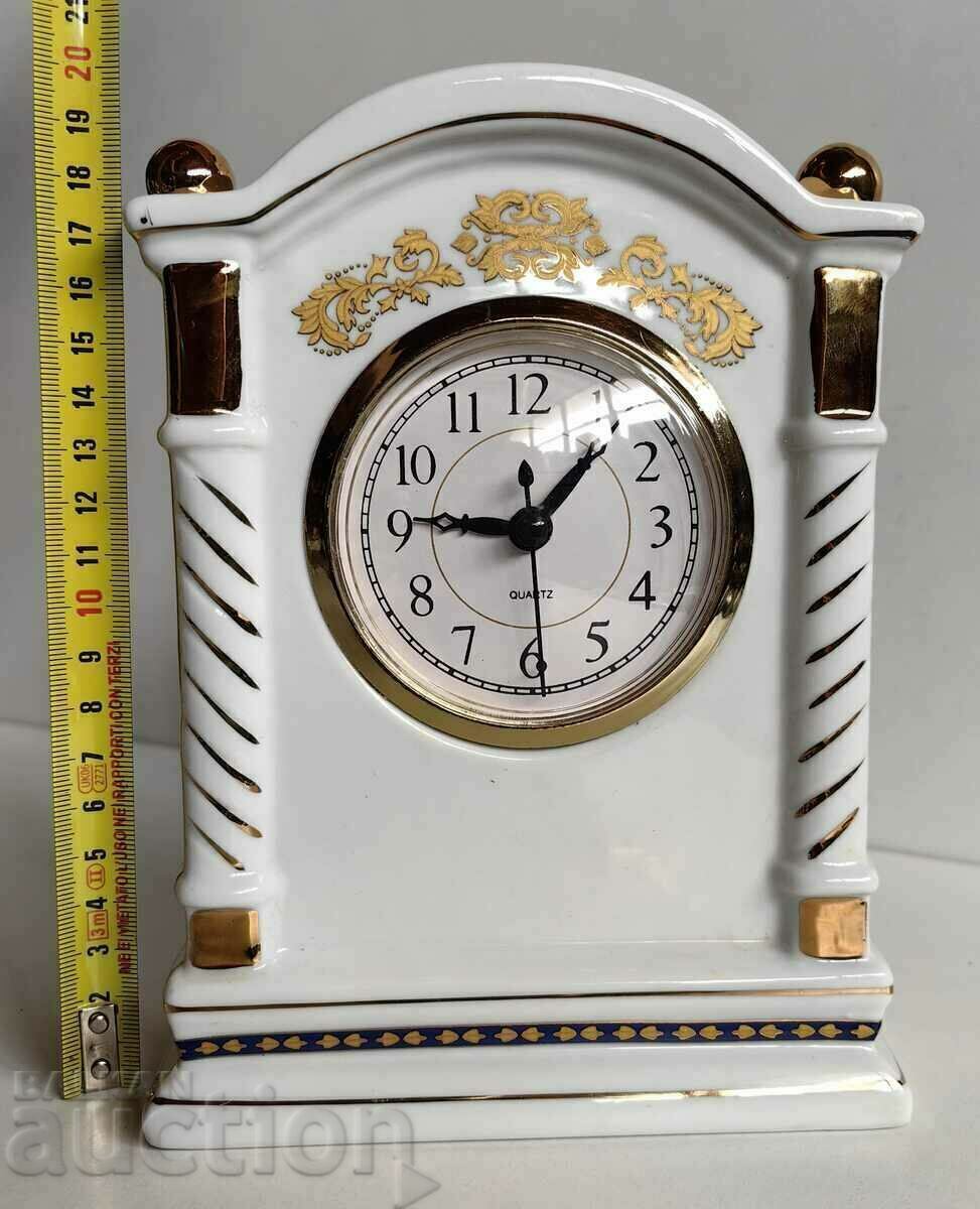 .BEAUTIFUL PORCELAIN DESK CLOCK QUARTZ HEALTHY WORKING .BEAUTIFUL PORCELAIN DESK CLOCK QUARTZ HEALTHY WORKING