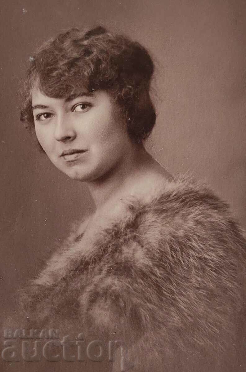 ЖЕНА ЖЕНСКИ ПОРТРЕТ СНИМКА ФОТОГРАФИЯ с цена 5.00 лв. | € 2.56