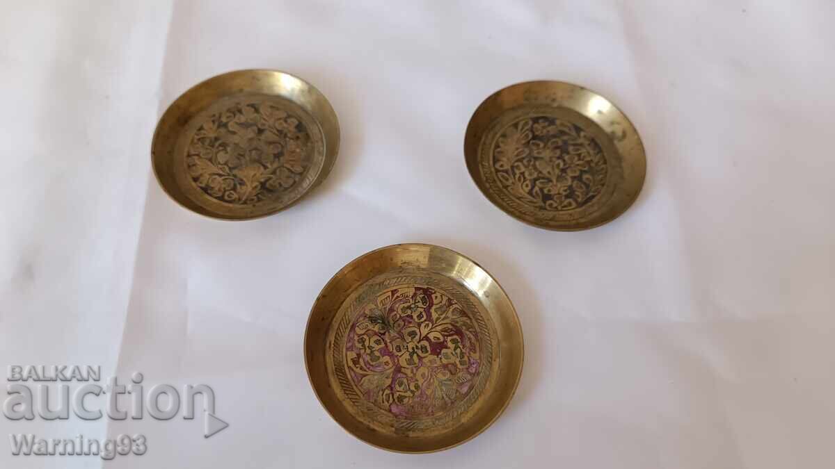 Delivery of Old small plates - brass - 3 pieces - Yugoslavia