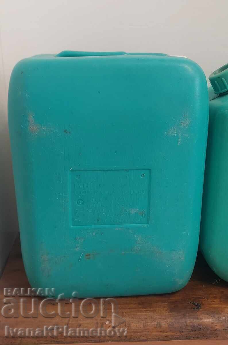 Două bidoane de 20 de litri, curate cu preț € 10.00 | 19.56 BGN