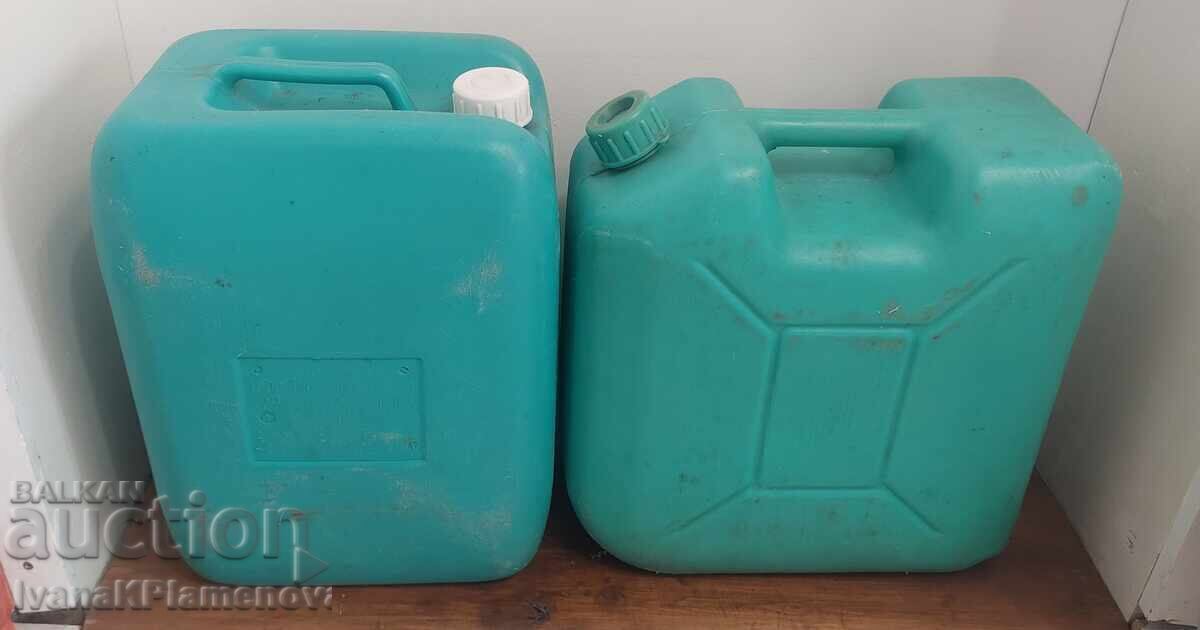 Δύο δοχεία των 20 λίτρων καθαρά Δύο δοχεία των 20 λίτρων καθαρά