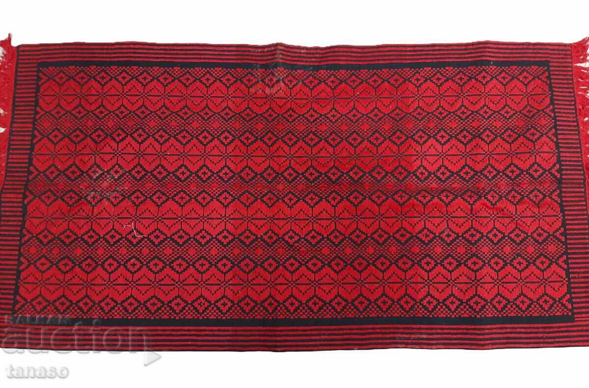Аукцион Малък български килим, в червено и черно (1.1) Аукцион Малък български килим, в червено и черно (1.1)