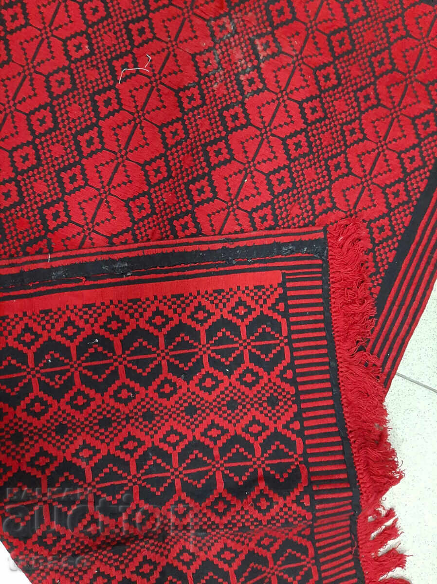 Доставка на Малък български килим, в червено и черно (1.1) Доставка на Малък български килим, в червено и черно (1.1)