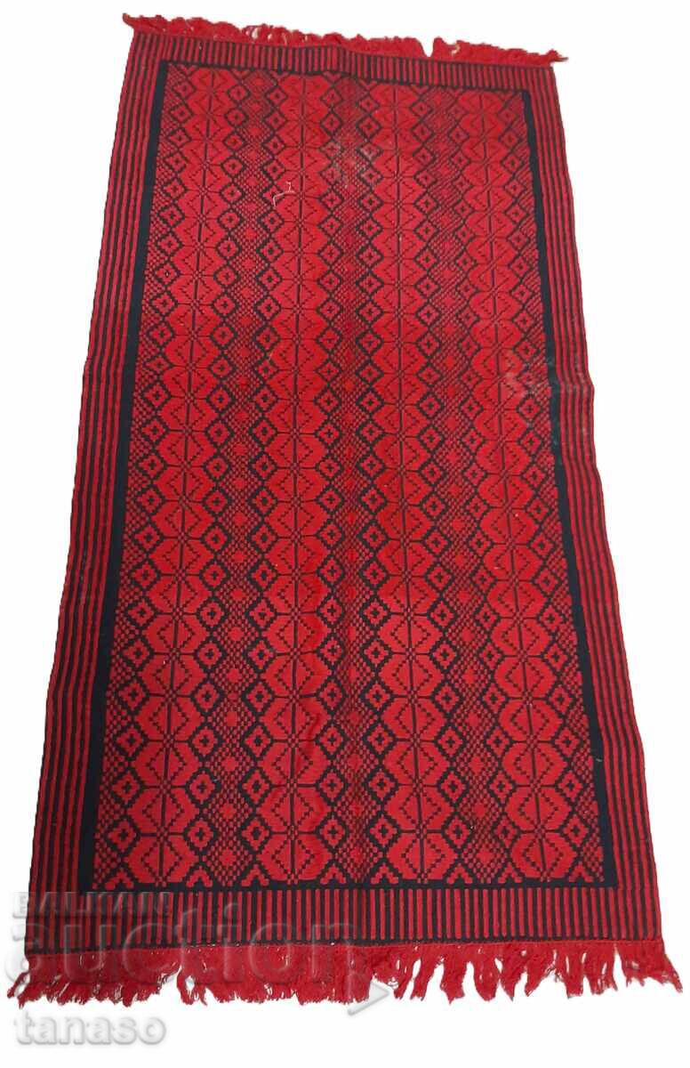 Малък български килим, в червено и черно (1.1) - 5 Малък български килим, в червено и черно (1.1) - 5