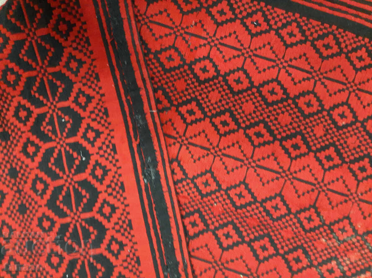 Малък български килим, в червено и черно (1.1) - 6 Малък български килим, в червено и черно (1.1) - 6