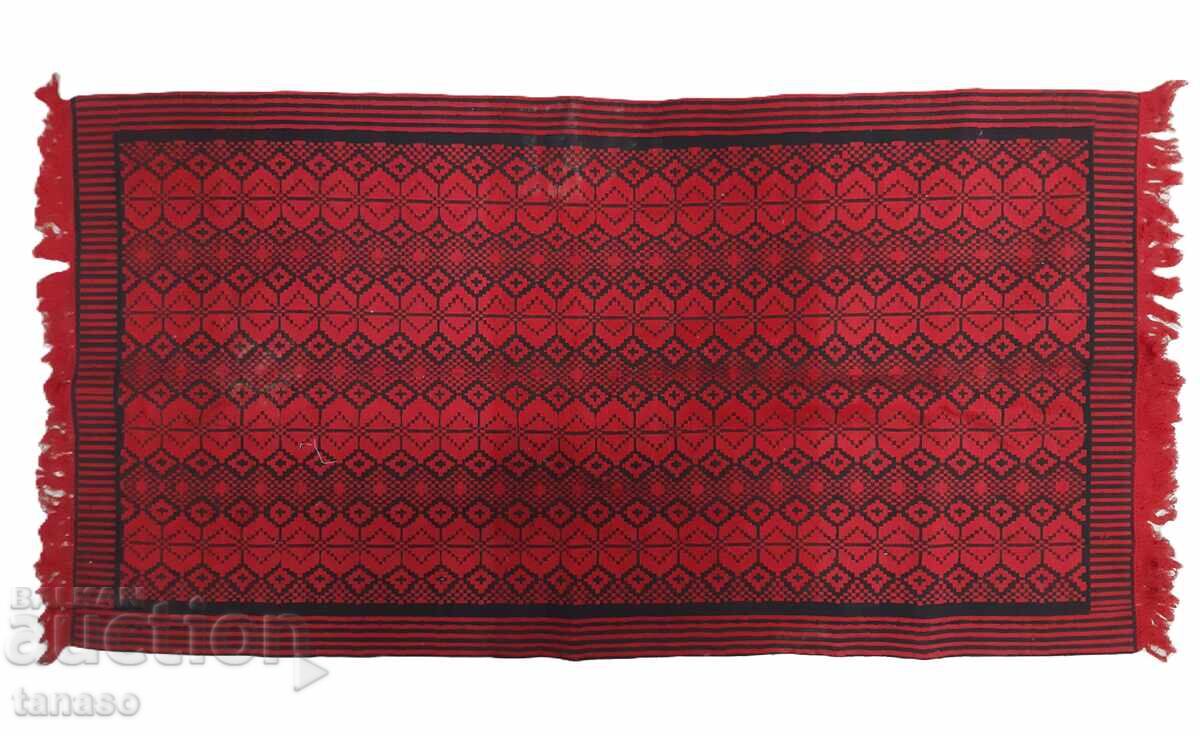 Малък български килим, в червено и черно (1.1) Малък български килим, в червено и черно (1.1)