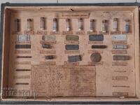 Ξύλινος πίνακας με τα είδη των μεταλλικών κραμάτων πρώιμης σοσιαλιστικής περιόδου από τεχνικό σχολείο