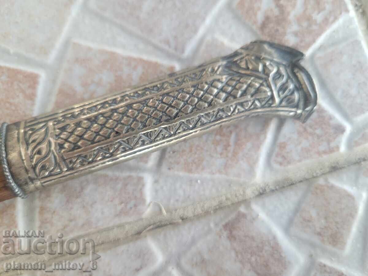 Auction  Knife, dagger, dirk, offering