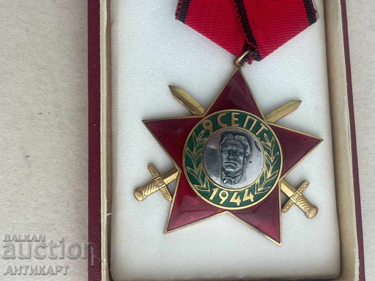 орден 9 септември трета степен с мечове с нитче с кутия с цена 79.00 лв. | € 40.39