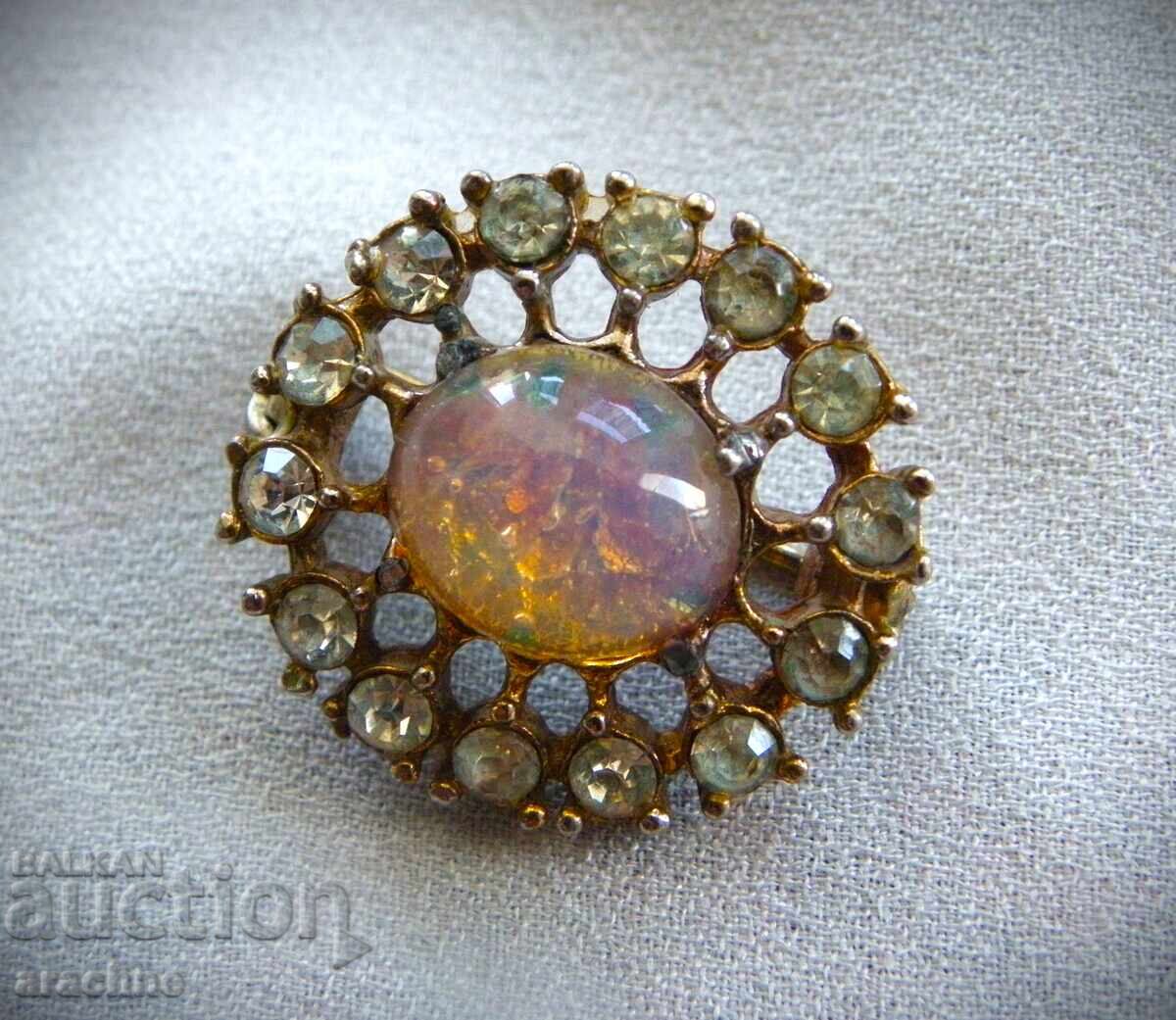 Παλιά χρυσή καρφίτσα με γυαλί οπάλ, Τσεχοσλοβακία με τιμή 75.00 BGN | € 38.35