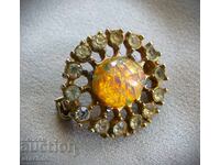 Veche broșă aurie cu sticlă opal, Cehoslovacia